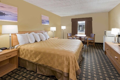 Days Inn by Wyndham Batavia Darien Lake Theme Park image 1