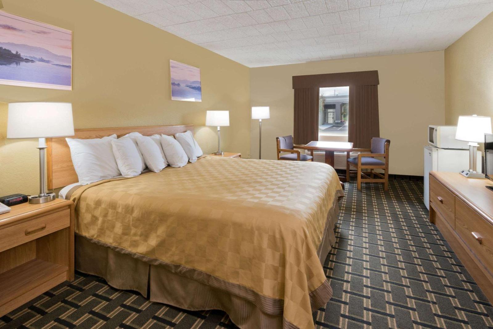 Days Inn by Wyndham Batavia Darien Lake Theme Park